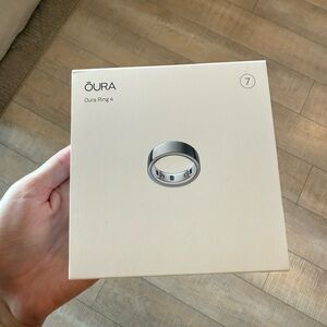 Brand New Oura Ring 4 in Silver with Charger and Warranty